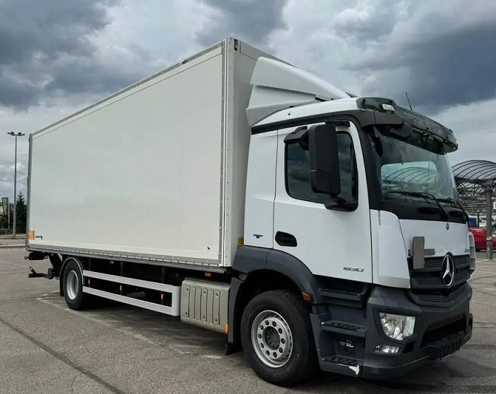BOX TRUCK